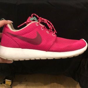 Nike Rosche Run Shoes - Pink